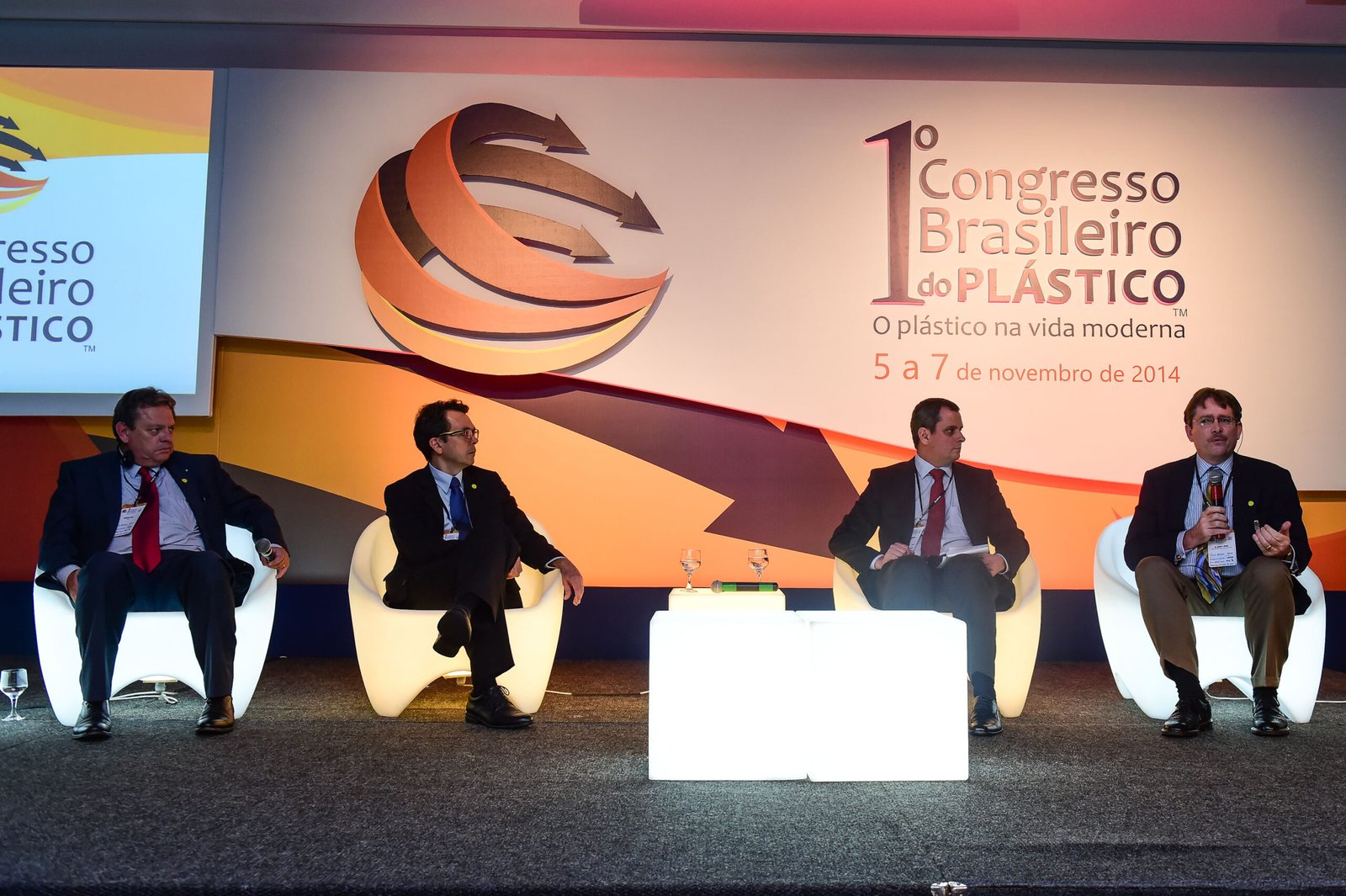 Porto Alegre-RS; 06/11/2014; Primeiro Congresso Brasileiro do Plástico, realizado nos dias 05, 06 e 07 de novembro na FIERGS em Porto Alegre. Foto: Vinícius Costa/ Agência Preview