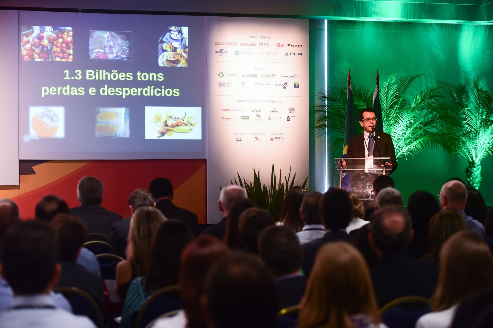 Porto Alegre-RS; 06/11/2014; Primeiro Congresso Brasileiro do Plástico, realizado nos dias 05, 06 e 07 de novembro na FIERGS em Porto Alegre. Foto: Vinícius Costa/ Agência Preview