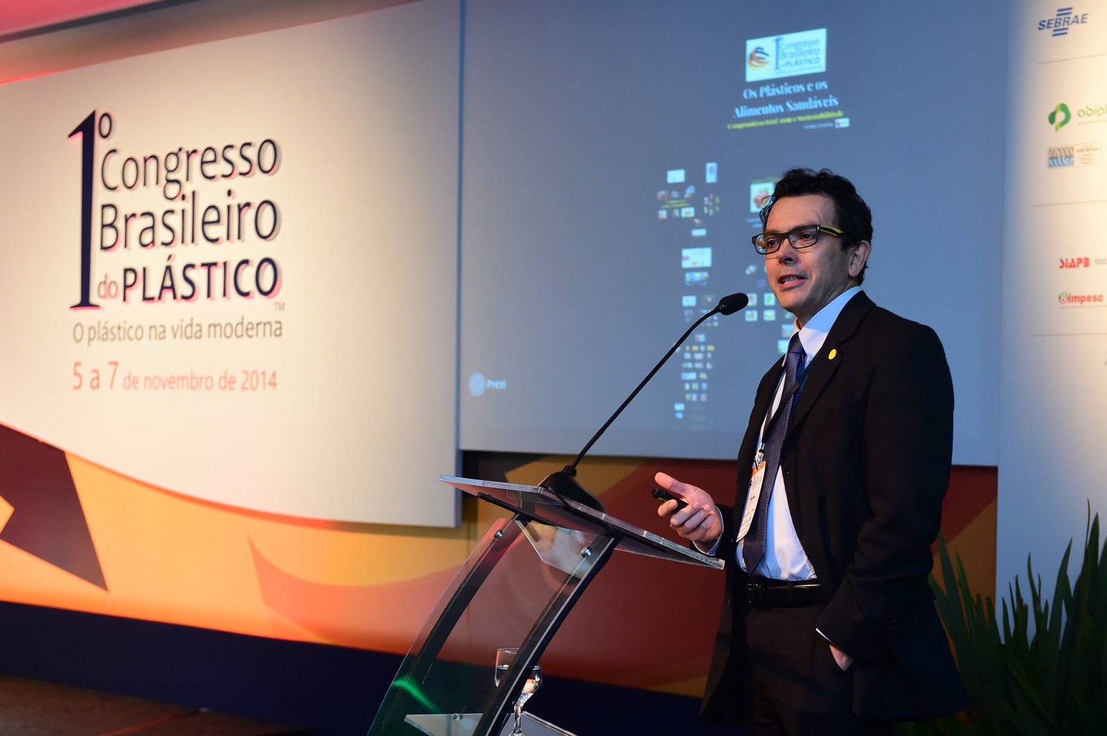 Porto Alegre-RS; 06/11/2014; Primeiro Congresso Brasileiro do Plástico, realizado nos dias 05, 06 e 07 de novembro na FIERGS em Porto Alegre. Foto: Vinícius Costa/ Agência Preview