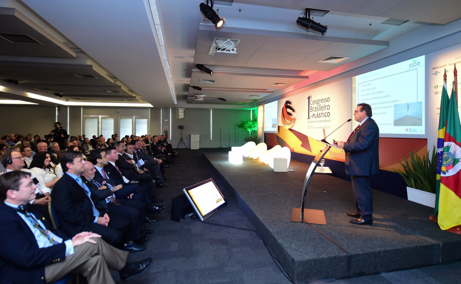 Porto Alegre-RS; 06/11/2014; Primeiro Congresso Brasileiro do Plástico, realizado nos dias 05, 06 e 07 de novembro na FIERGS em Porto Alegre. Foto: Vinícius Costa/ Agência Preview