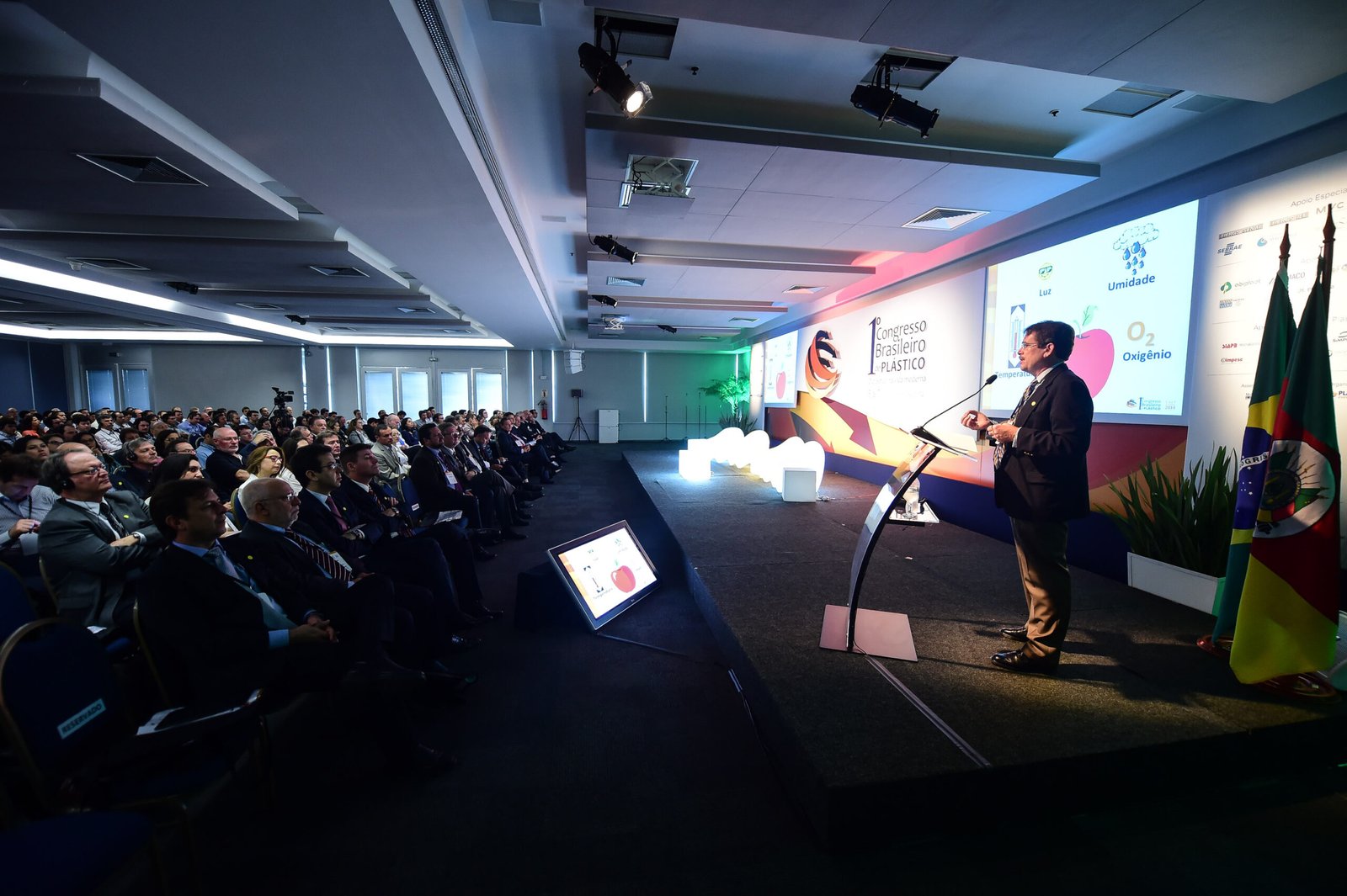 Porto Alegre-RS; 06/11/2014; Primeiro Congresso Brasileiro do Plástico, realizado nos dias 05, 06 e 07 de novembro na FIERGS em Porto Alegre. Foto: Vinícius Costa/ Agência Preview