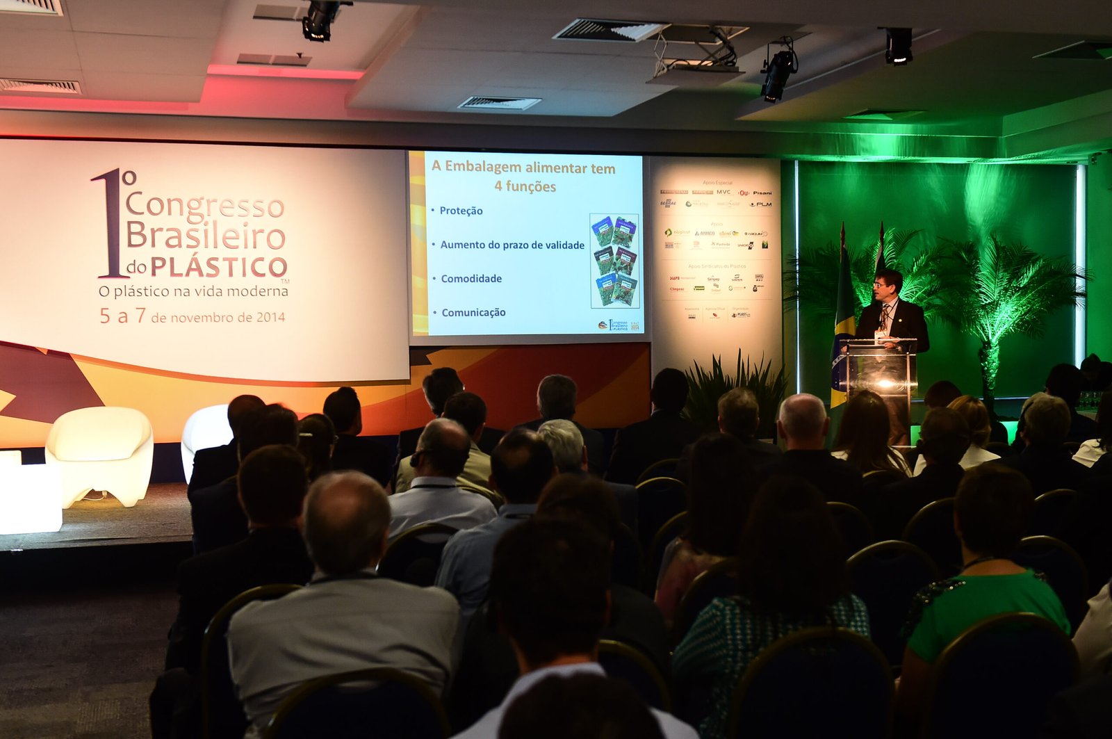 Porto Alegre-RS; 06/11/2014; Primeiro Congresso Brasileiro do Plástico, realizado nos dias 05, 06 e 07 de novembro na FIERGS em Porto Alegre. Foto: Vinícius Costa/ Agência Preview