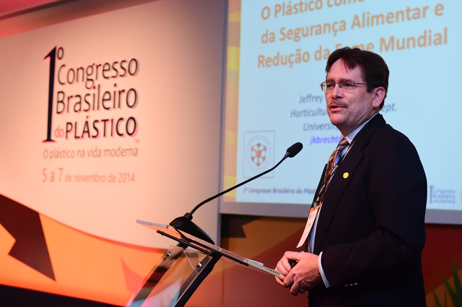 Porto Alegre-RS; 06/11/2014; Primeiro Congresso Brasileiro do Plástico, realizado nos dias 05, 06 e 07 de novembro na FIERGS em Porto Alegre. Foto: Vinícius Costa/ Agência Preview